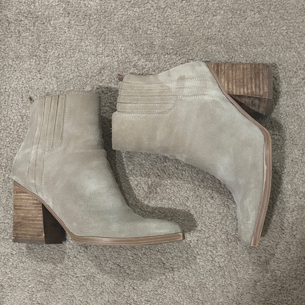 Marc Fisher size 7.5 booties in taupe